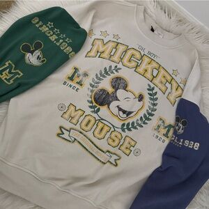 H&M Mickey Mouse Graphic sweatshirt  🐭